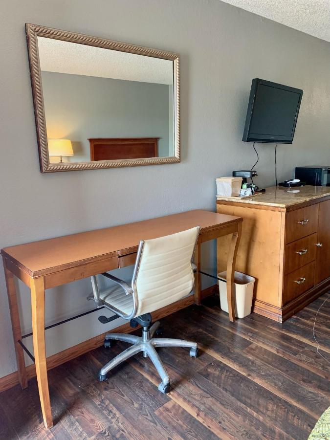 Hiway Inn Express エルクシティ エクステリア 写真