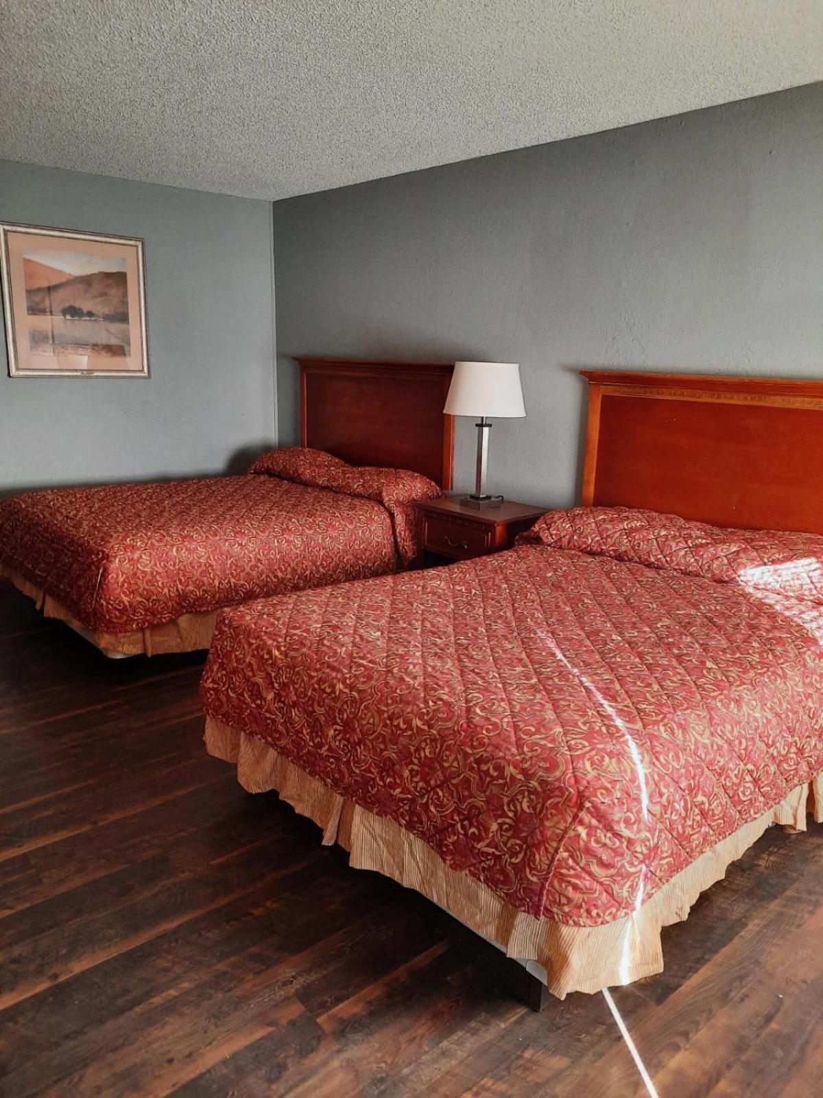 Hiway Inn Express エルクシティ エクステリア 写真